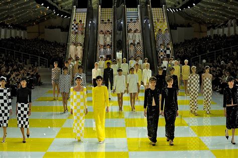 lv ss08|Ten iconic moments from Louis Vuitton’s catwalk archive.